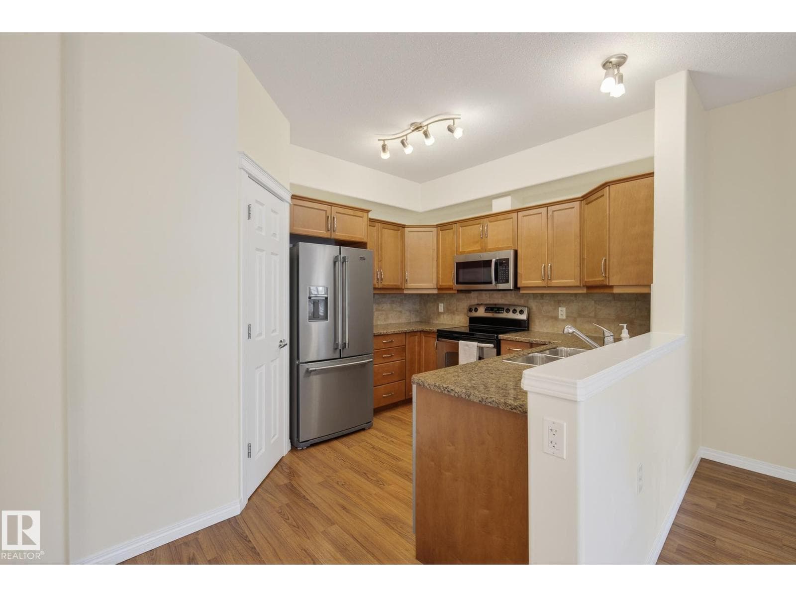 #323 45 INGLEWOOD DR photo 4