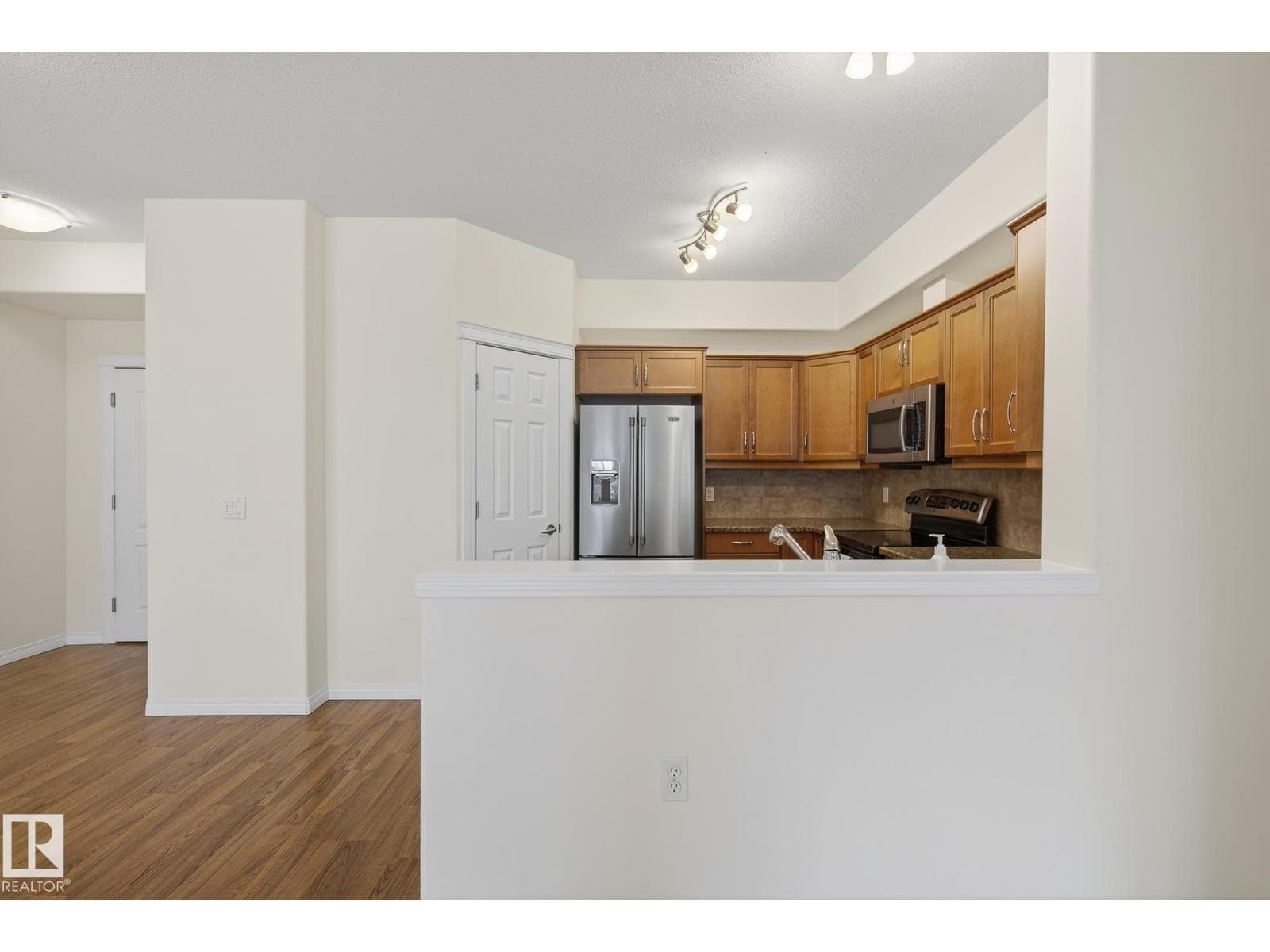 #323 45 INGLEWOOD DR photo 5