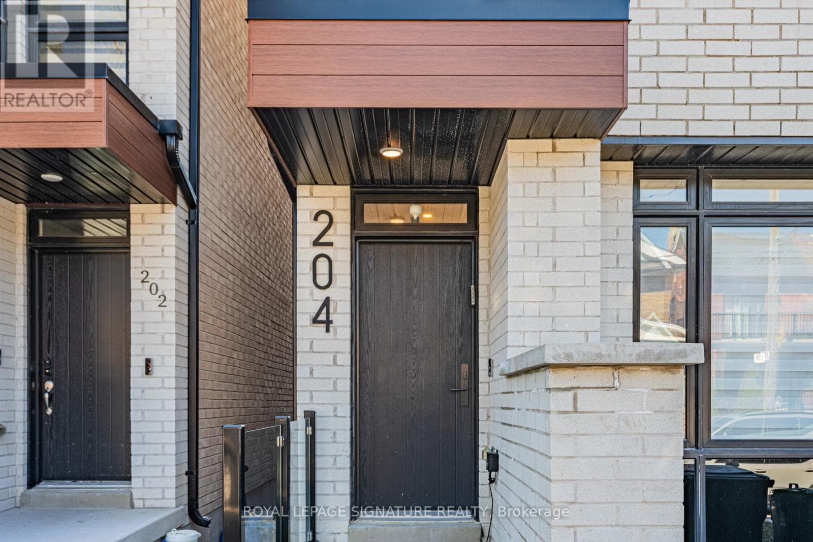 204 MCROBERTS AVENUE photo 2