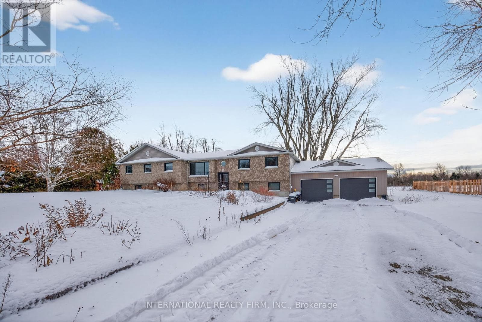 1563 15 16 SIDE ROAD E photo 2