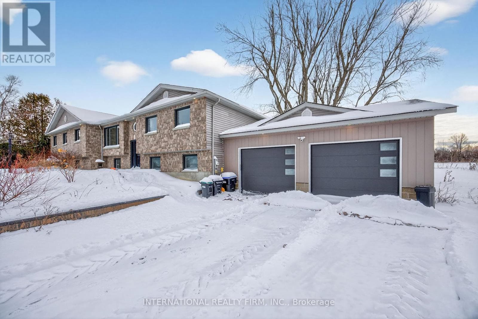 1563 15 16 SIDE ROAD E photo 4
