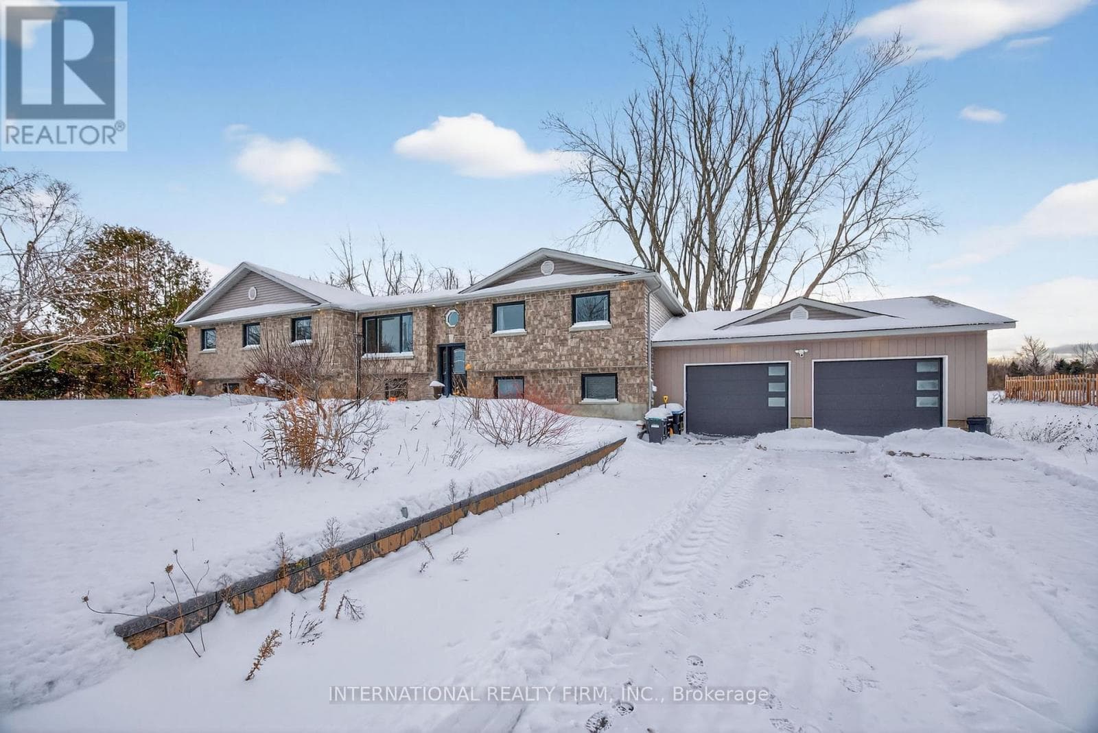 1563 15 16 SIDE ROAD E photo 3