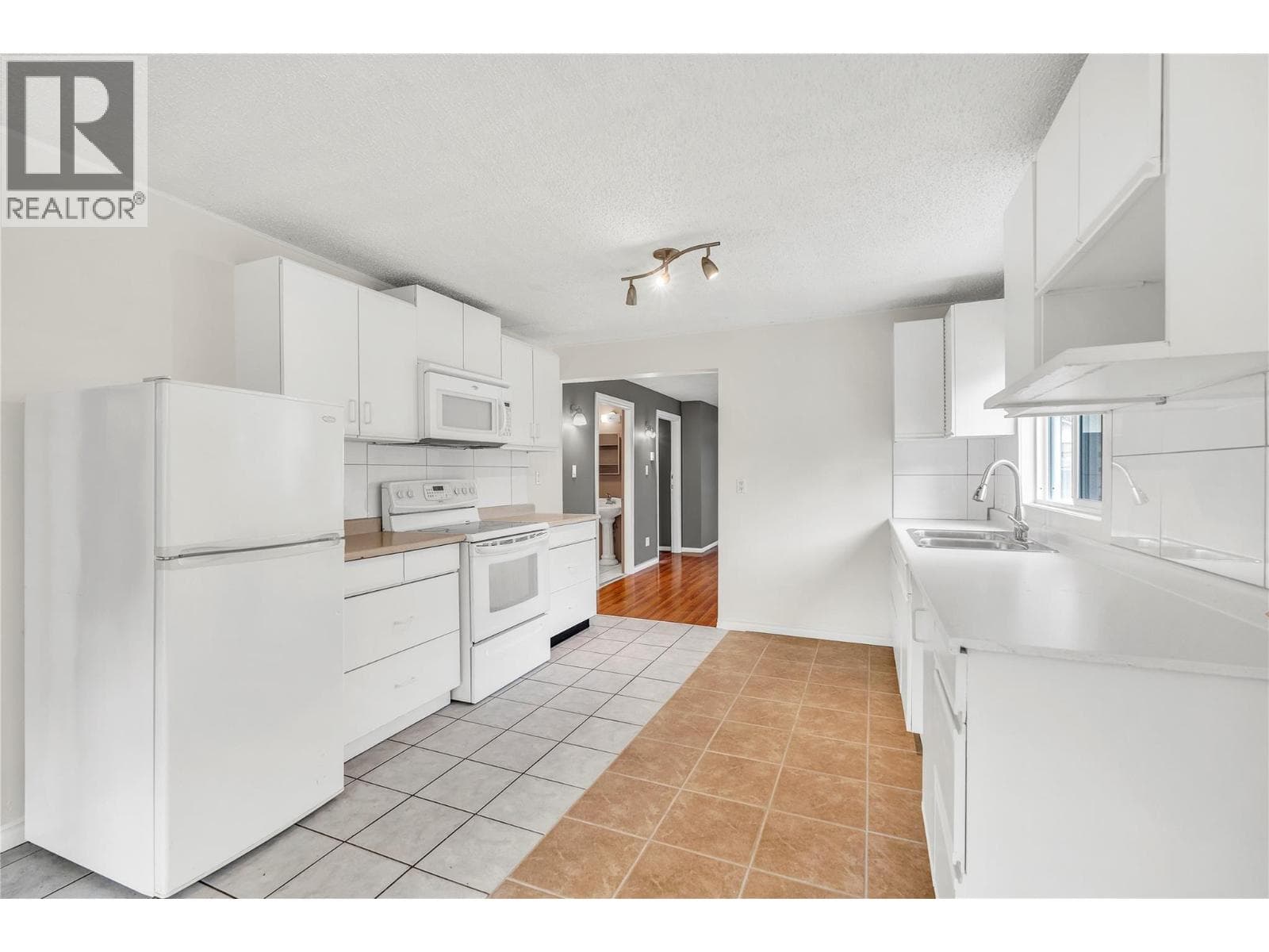 1190 Penticton Avenue photo 5