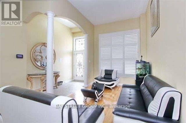 6 EVERINGHAM CIRCLE photo 5