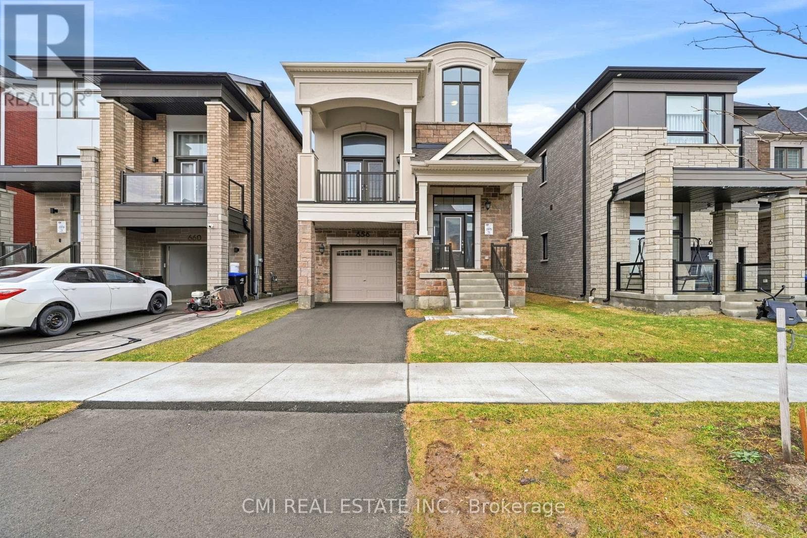 656 NEWLOVE STREET photo 2