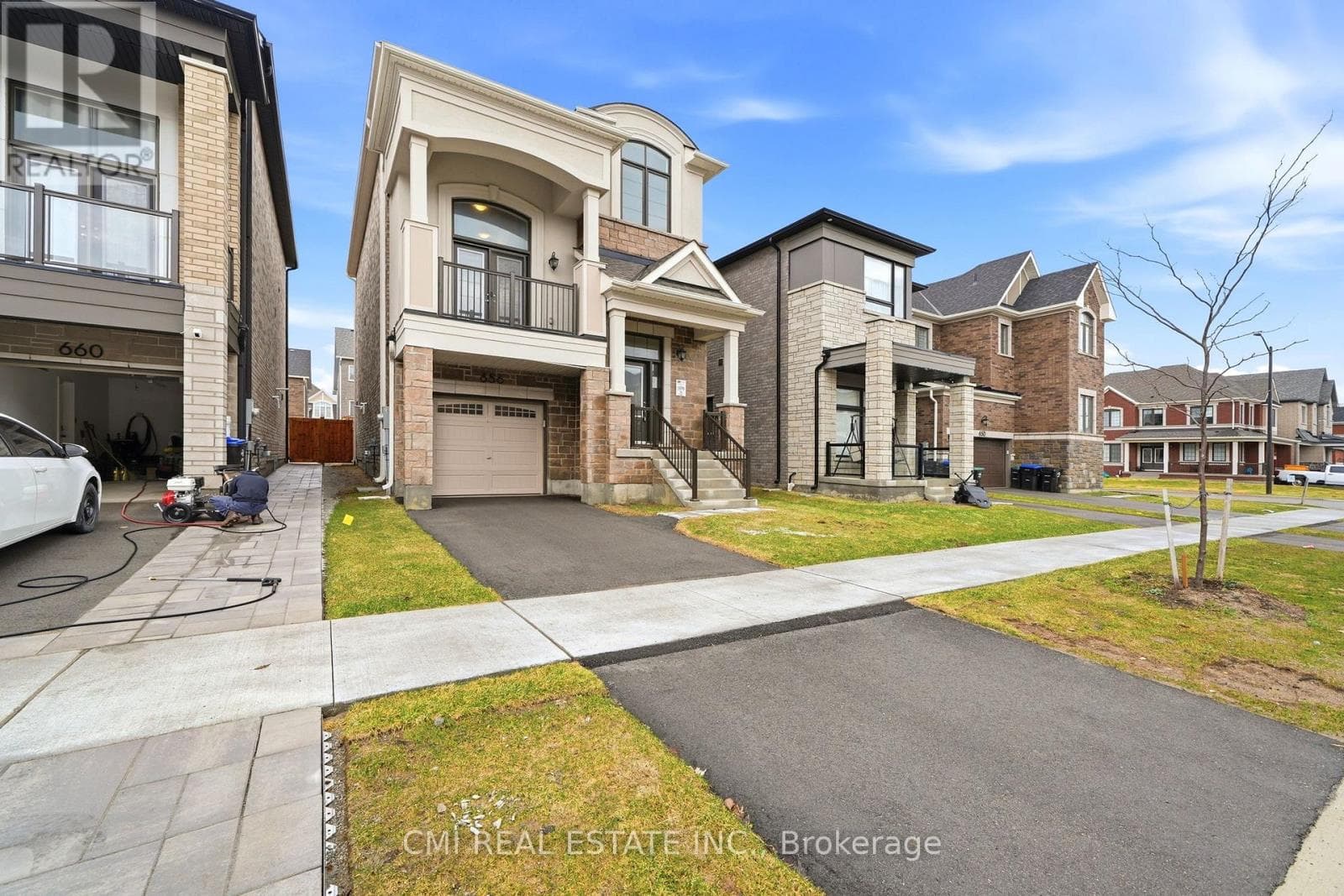 656 NEWLOVE STREET photo 3