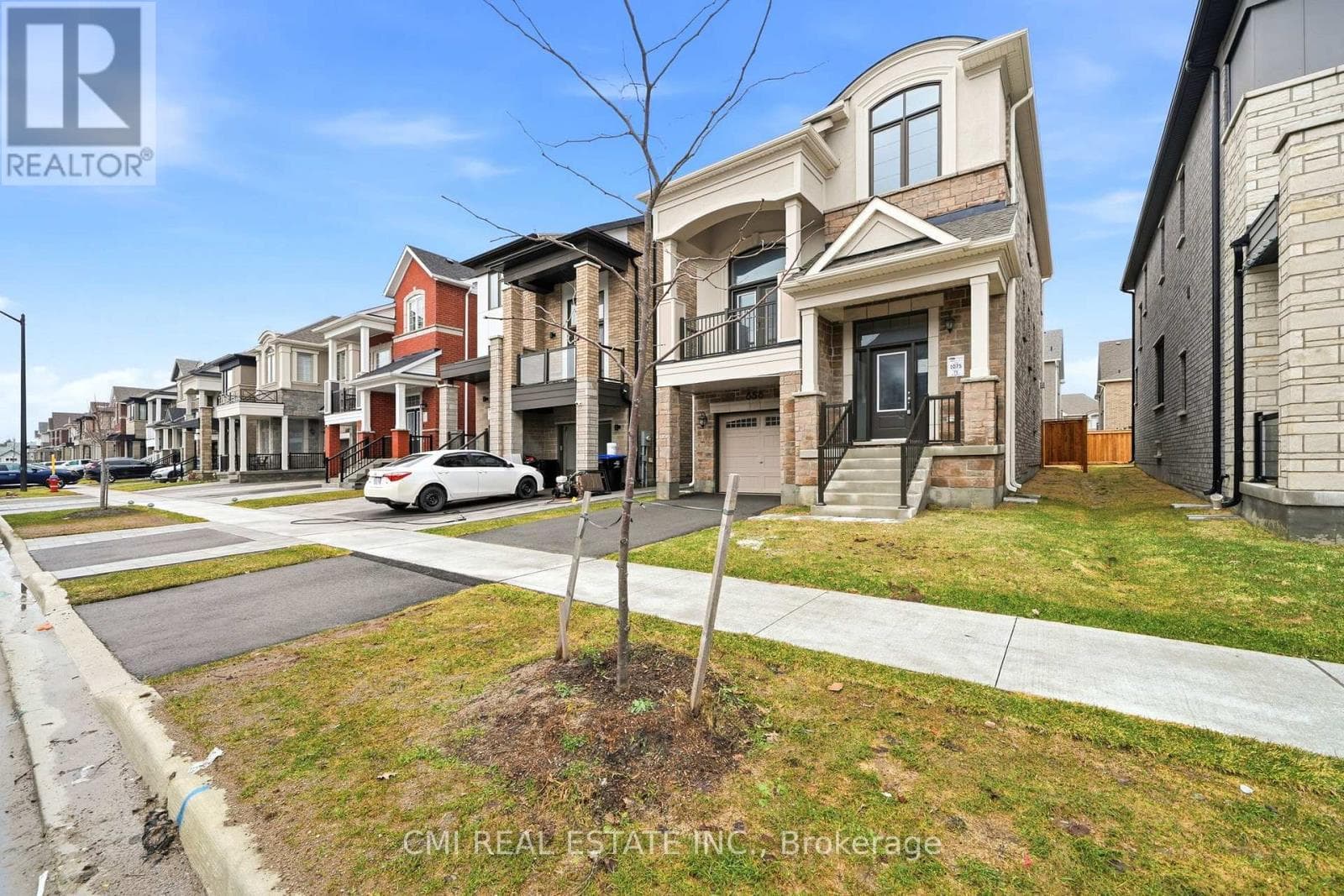 656 NEWLOVE STREET photo 4