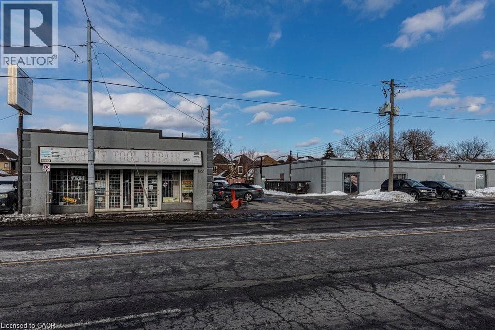 955 BARTON Street E photo 2