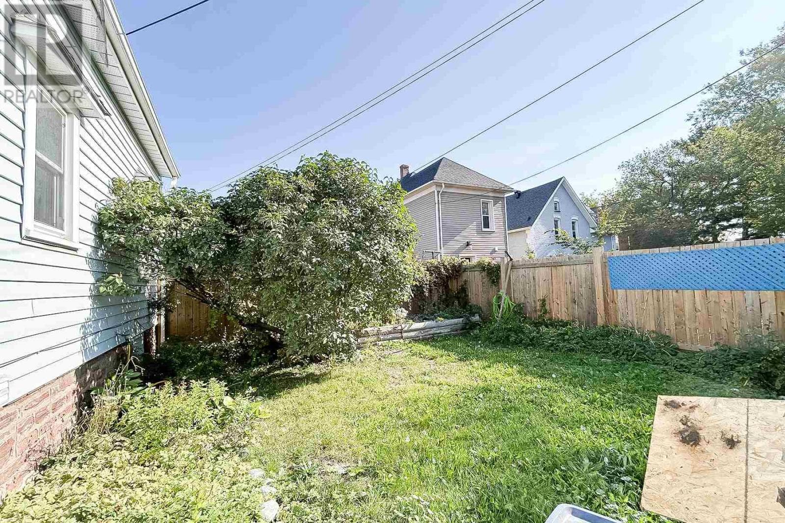 449 Wellington ST photo 3