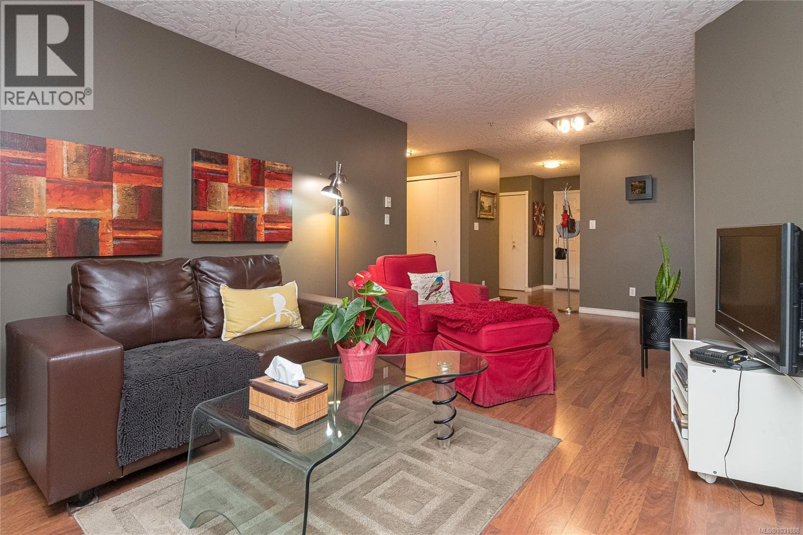 304 2511 Quadra St photo 5