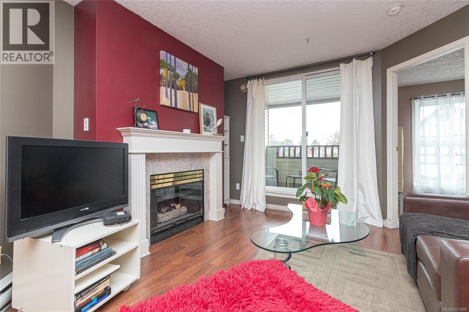 304 2511 Quadra St photo 3