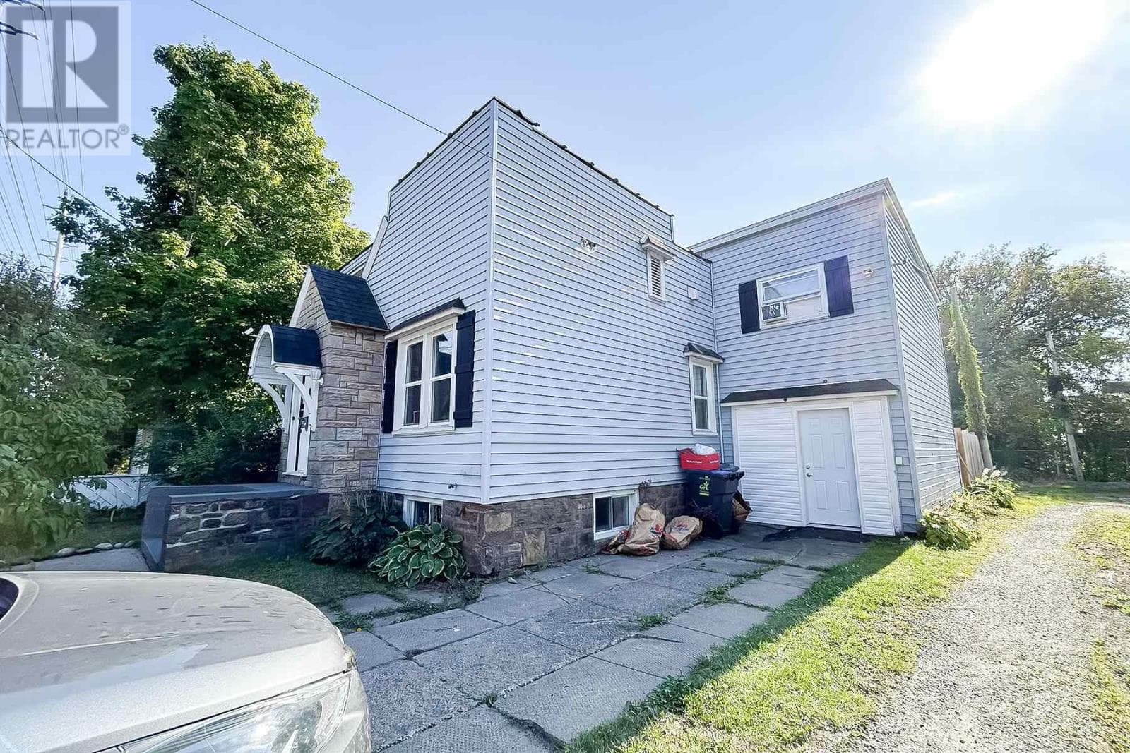 449 Wellington ST photo 2