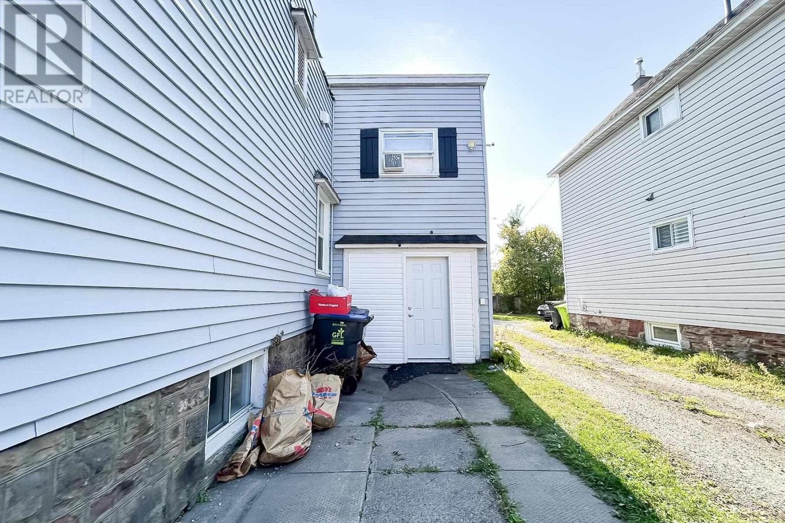 449 Wellington ST photo 4
