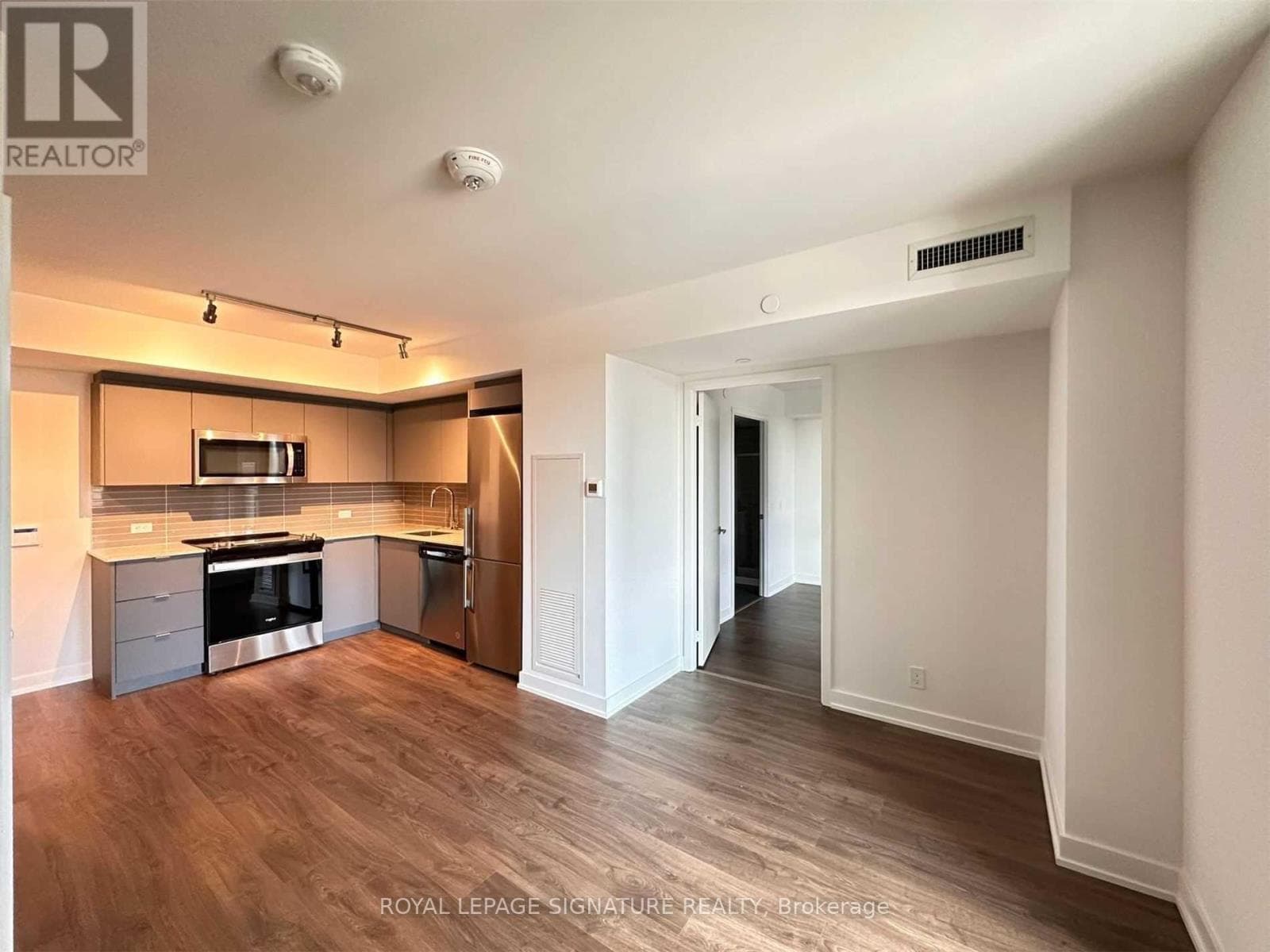 406 - 30 TRETTI WAY photo 2