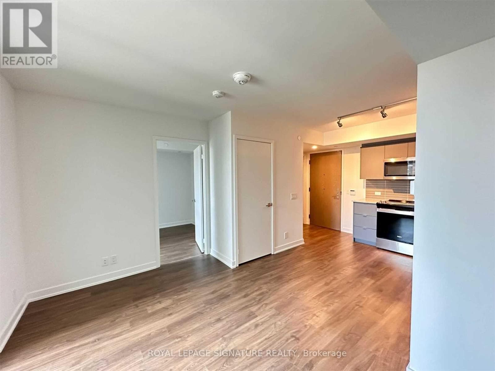 406 - 30 TRETTI WAY photo 3