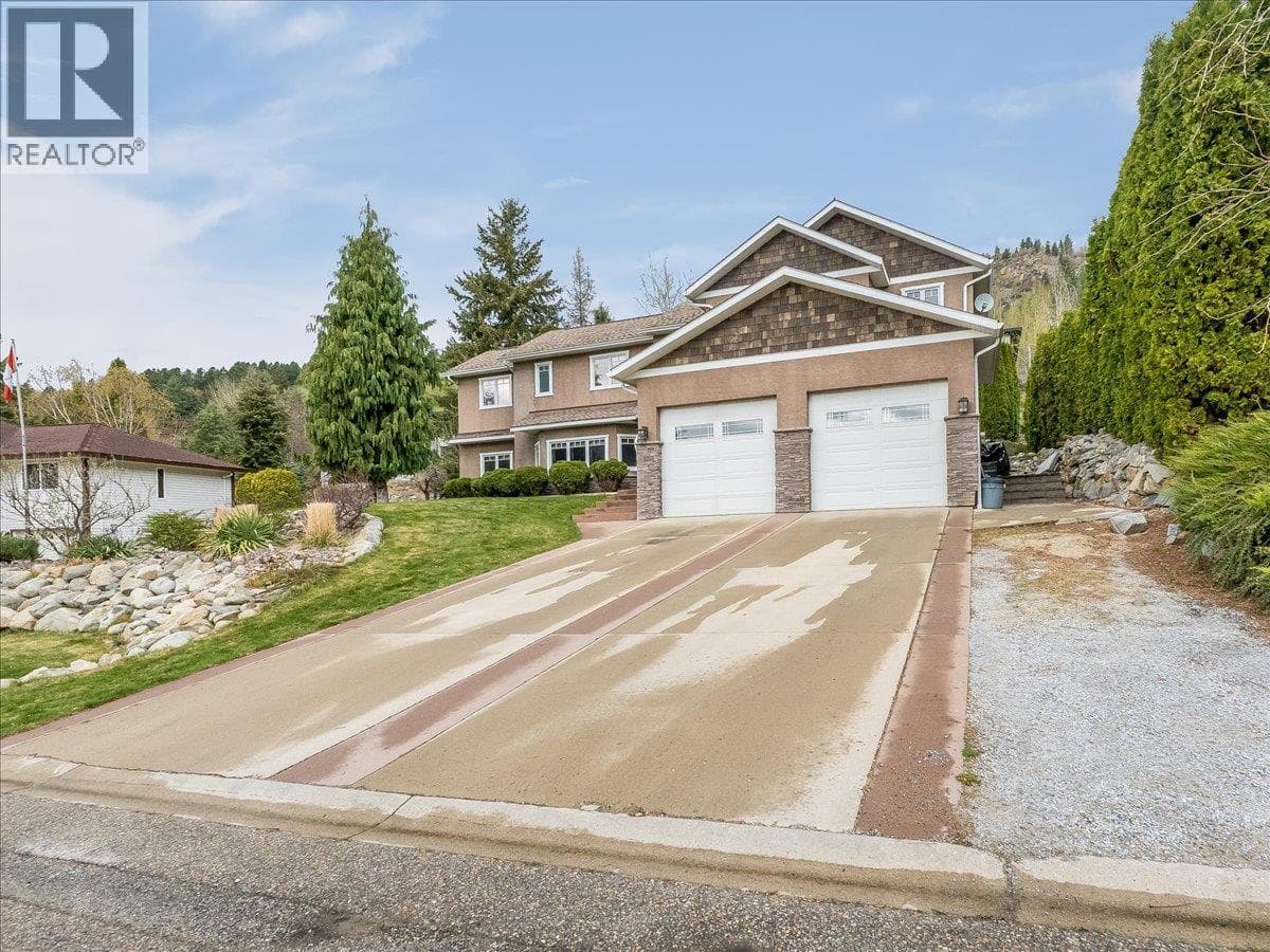 2455 Colin Crescent photo 2