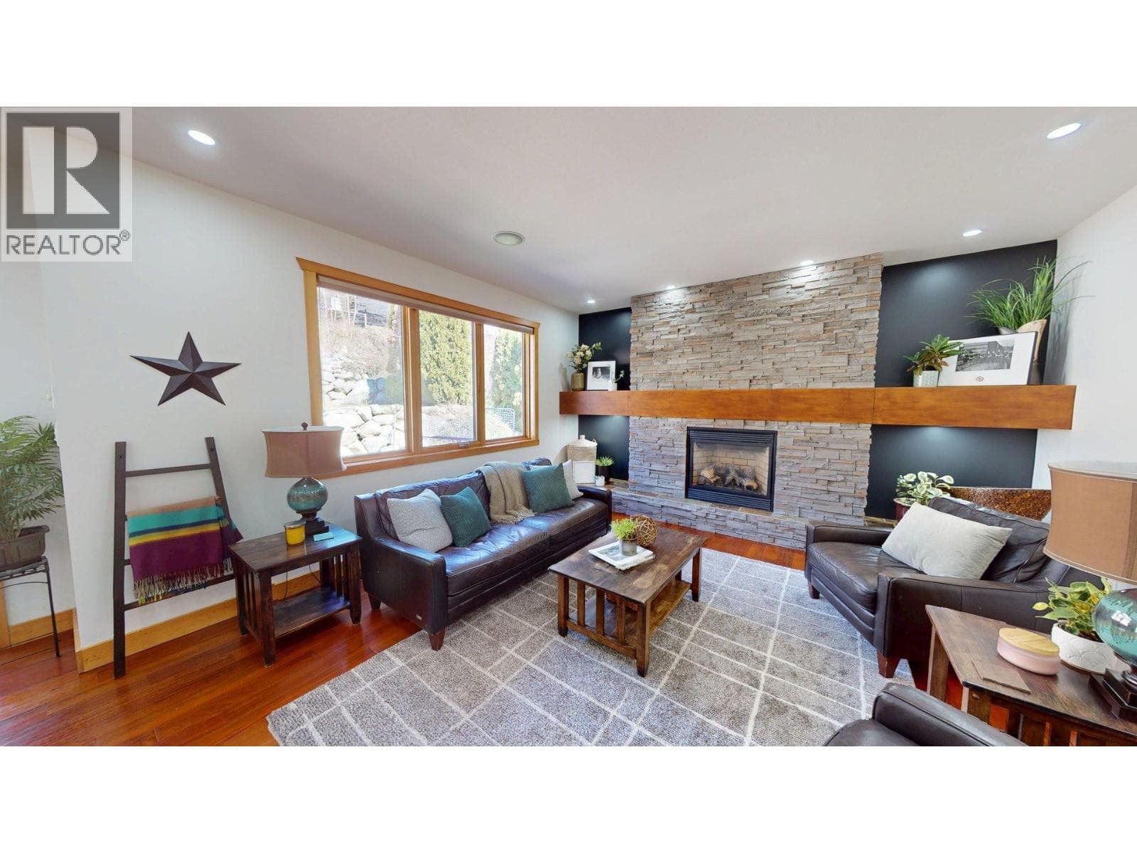 2455 Colin Crescent photo 5