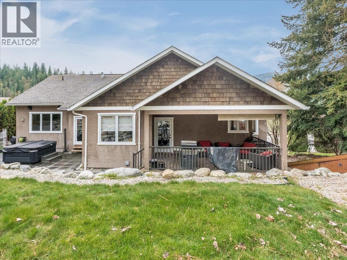 2455 Colin Crescent photo 3