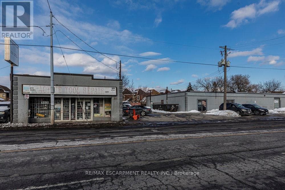955 BARTON STREET E photo 2