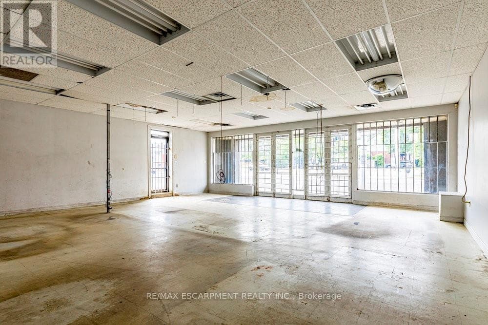 955 BARTON STREET E photo 4