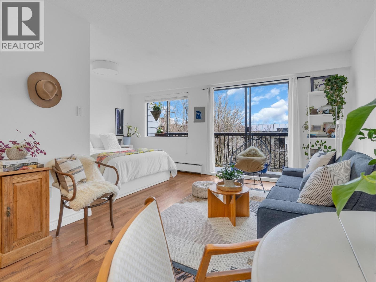 302 2330 MAPLE STREET photo 2