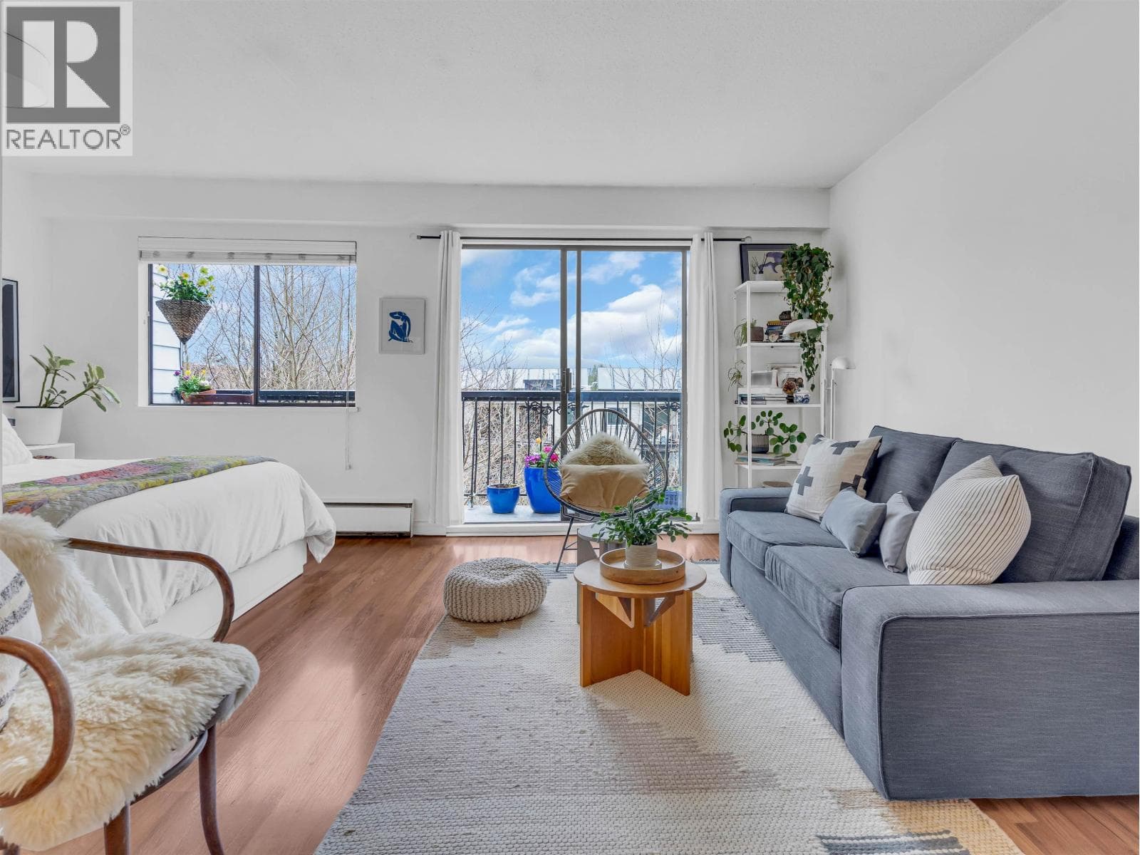 302 2330 MAPLE STREET photo 3