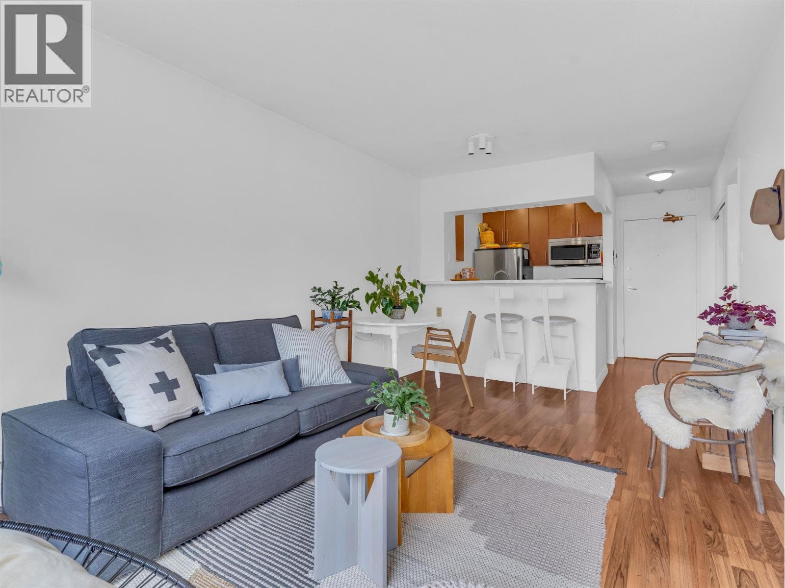 302 2330 MAPLE STREET photo 4