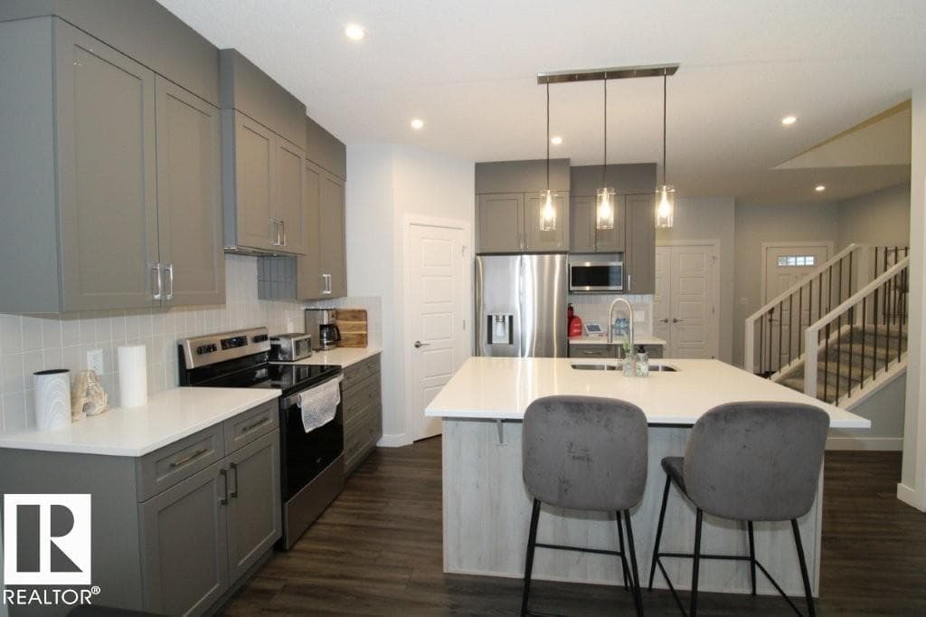 22140 81 AV NW photo 4