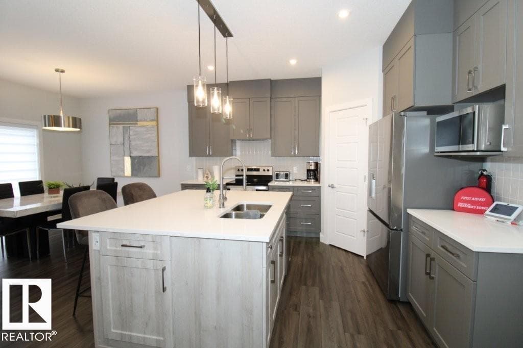 22140 81 AV NW photo 5
