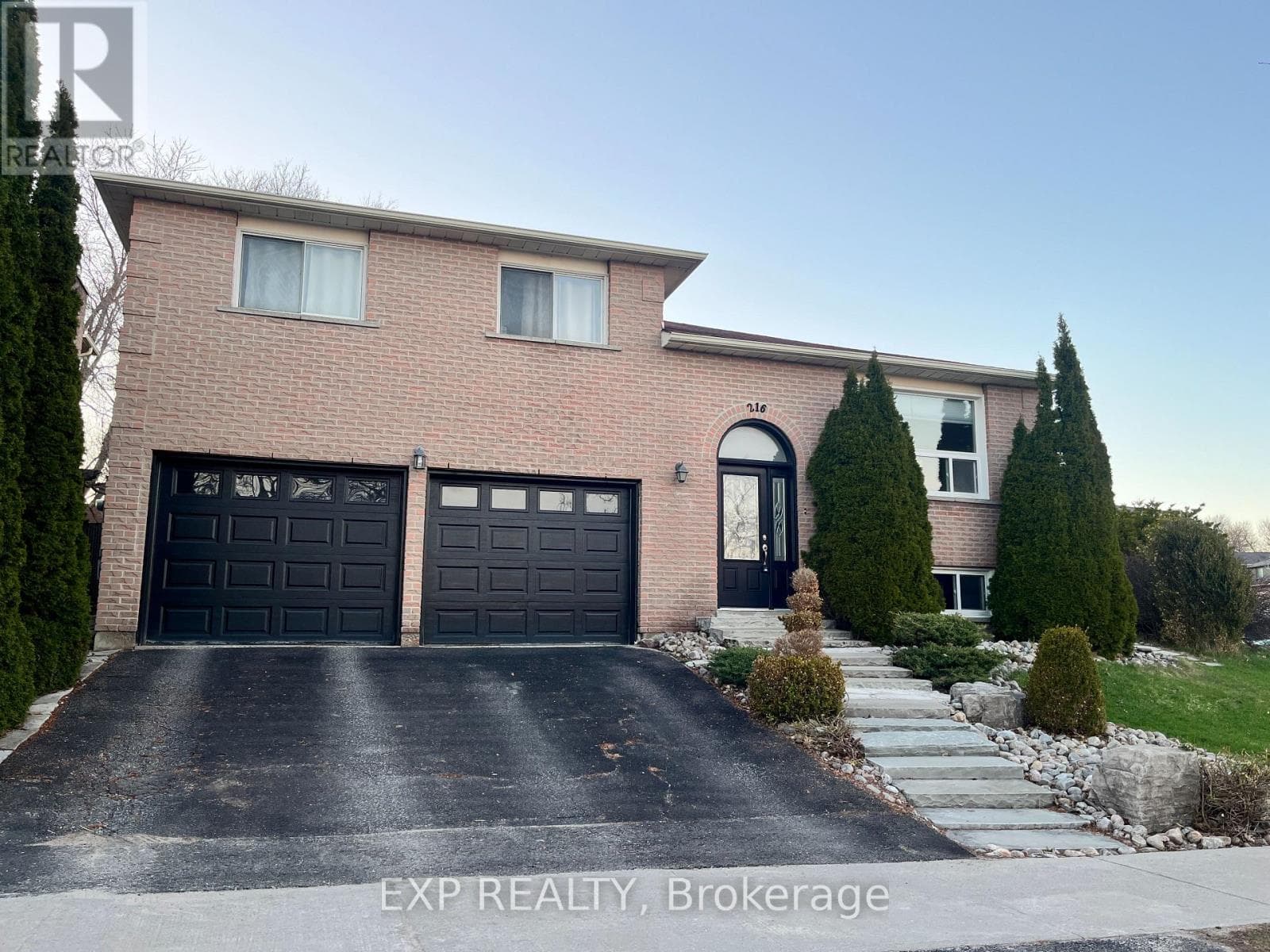 216 COLBORNE STREET NE photo 2