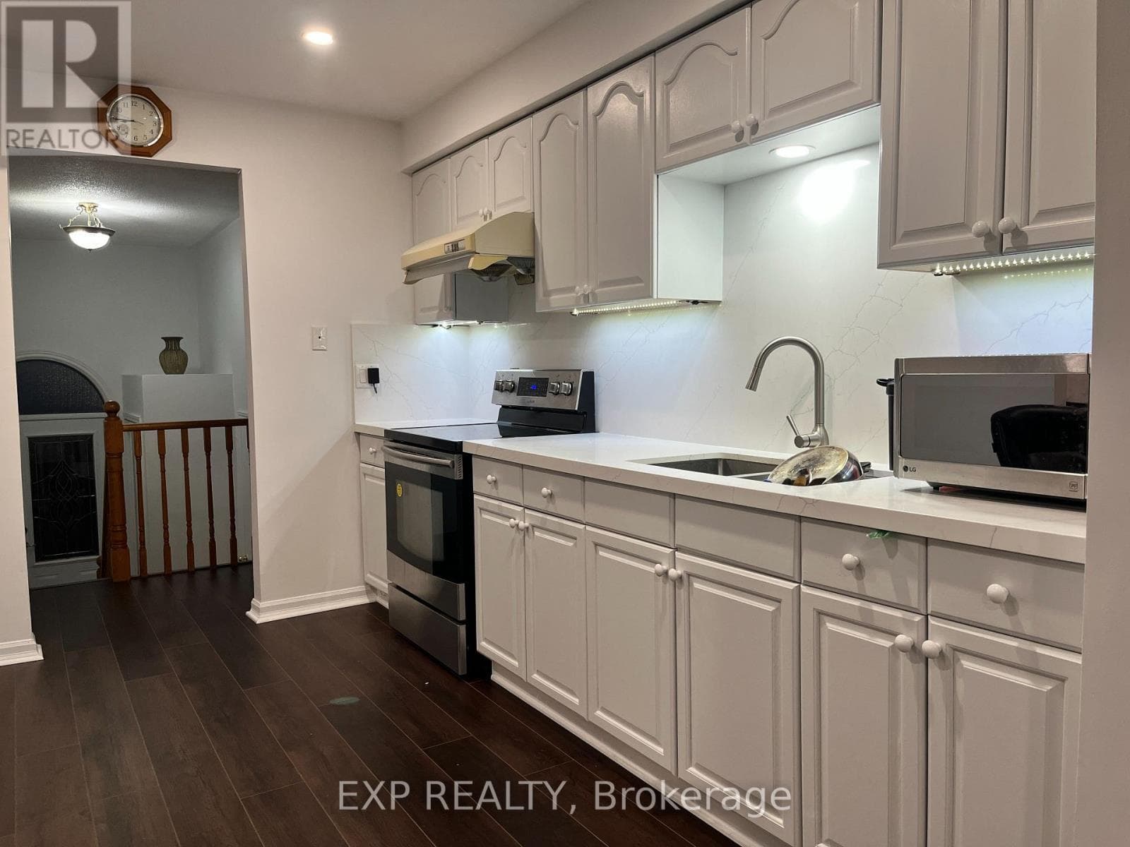 216 COLBORNE STREET NE photo 4