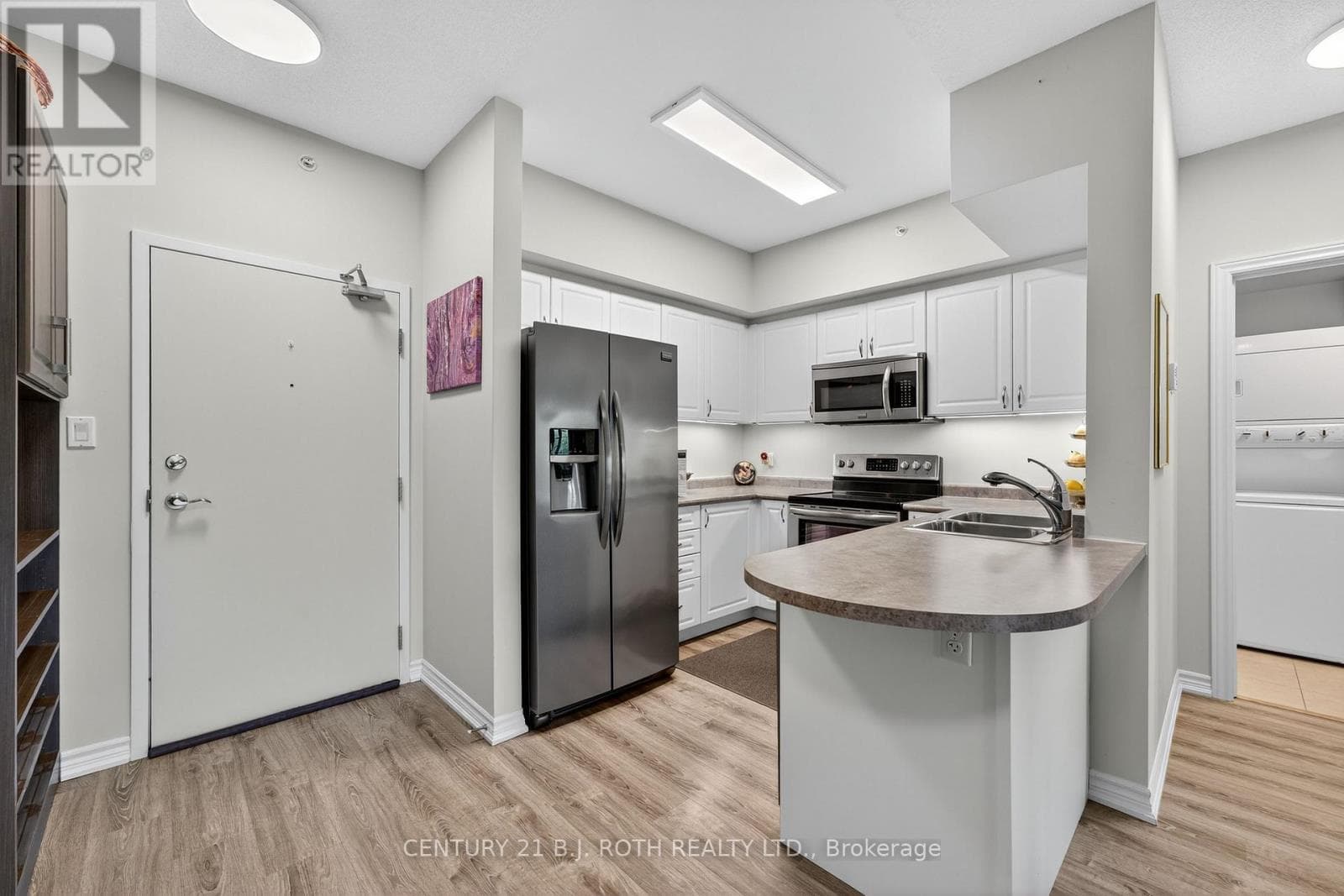303 - 40 FERNDALE DRIVE S photo 5