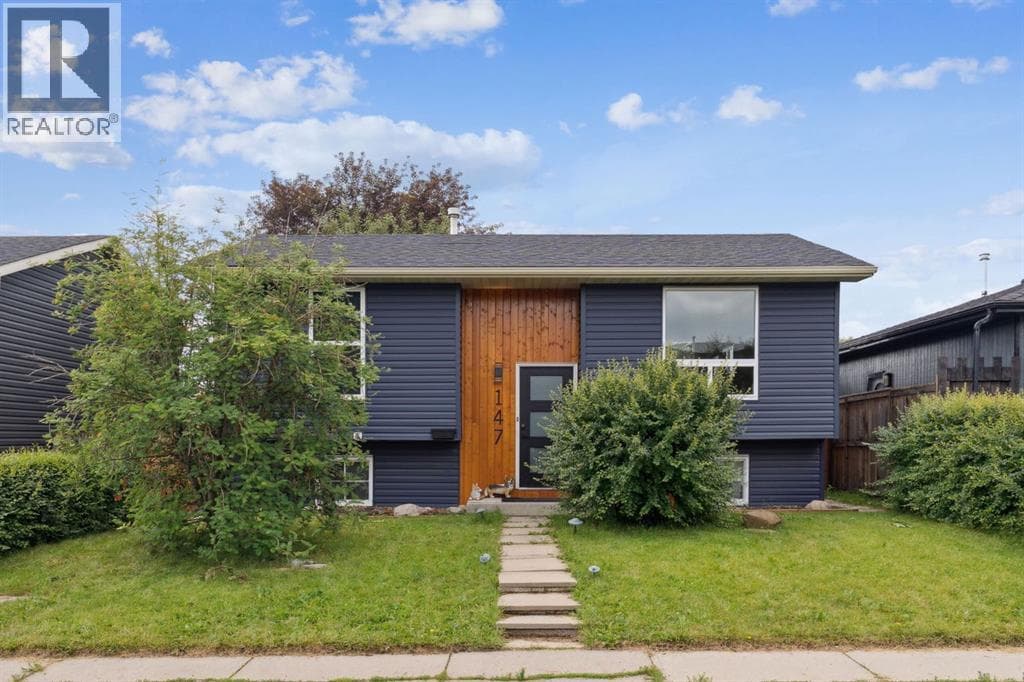 147 Falchurch Crescent NE — photo 2