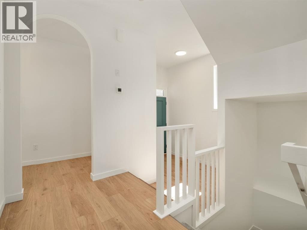 730 Violet Place W photo 3