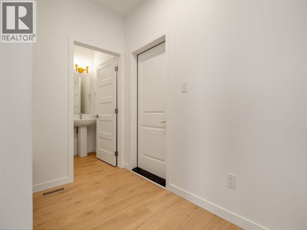 730 Violet Place W photo 4