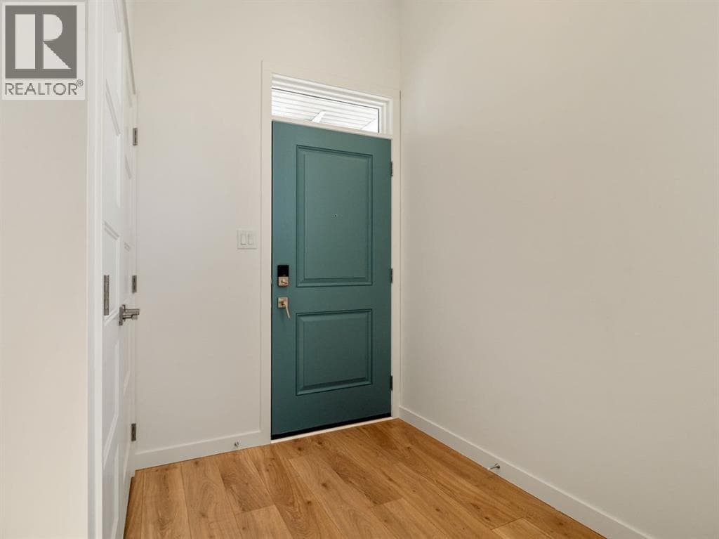 730 Violet Place W photo 2