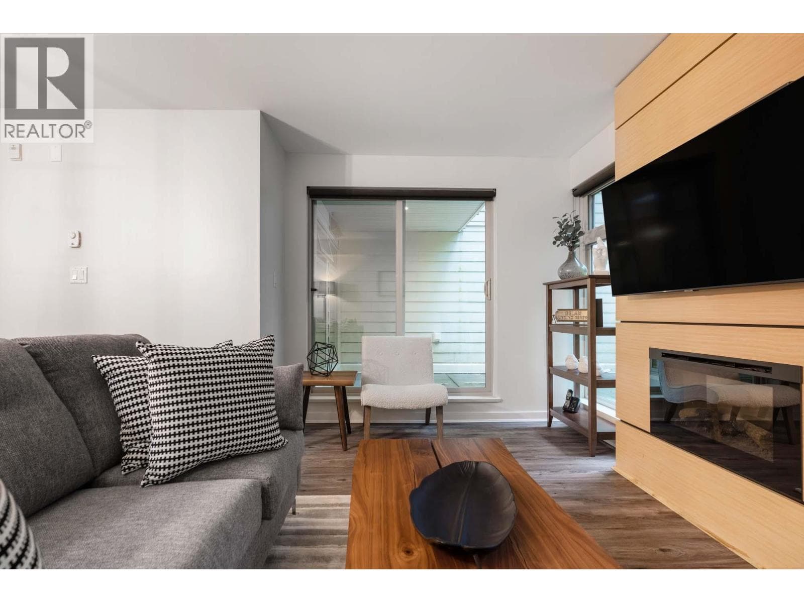 104 2832 CAPILANO ROAD photo 3