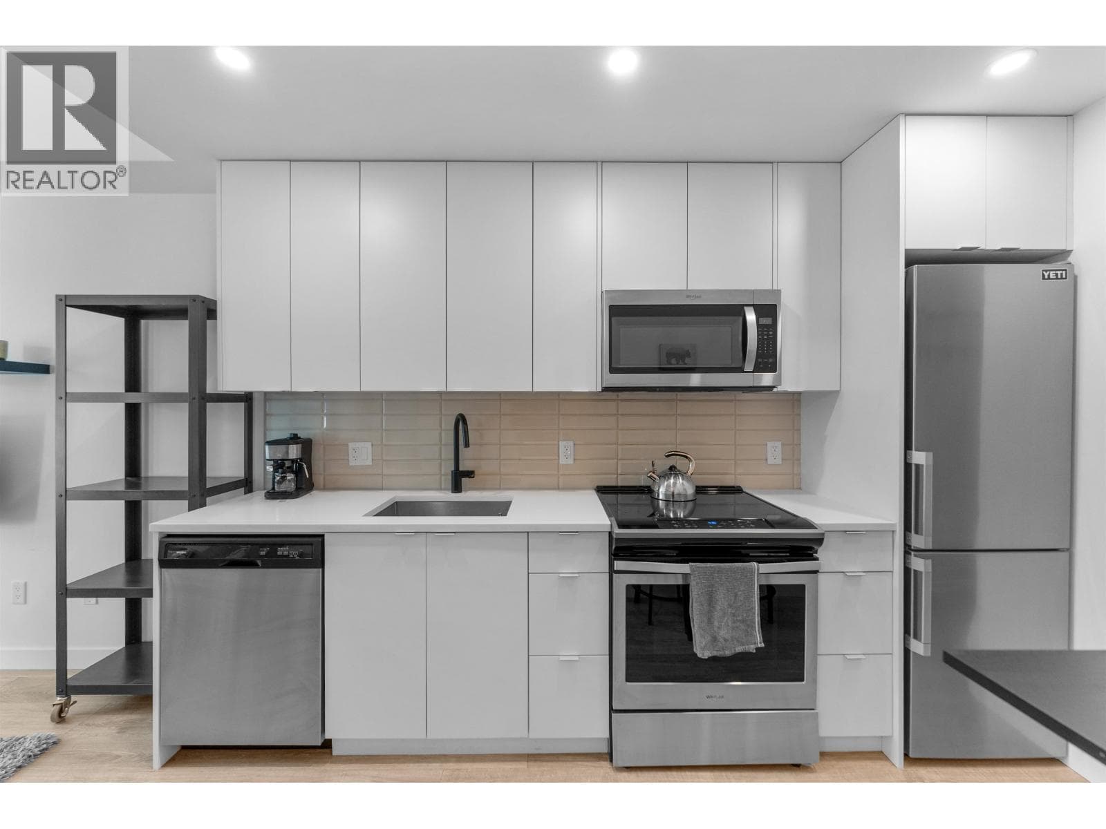 104 610 BRANTFORD STREET photo 2