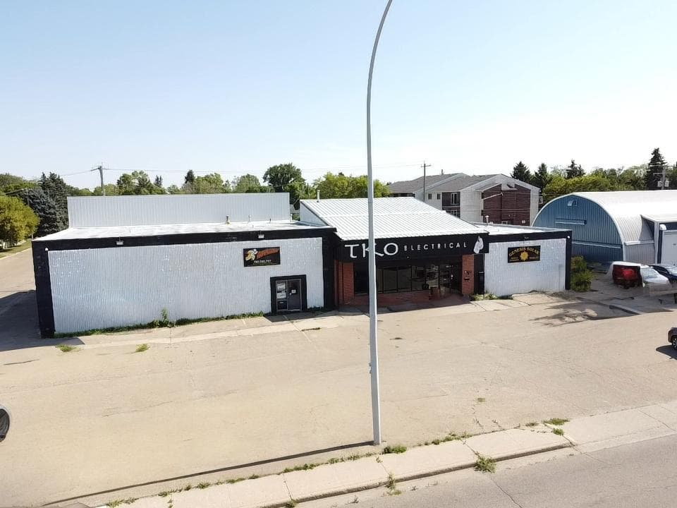 5305  49 Street photo 2