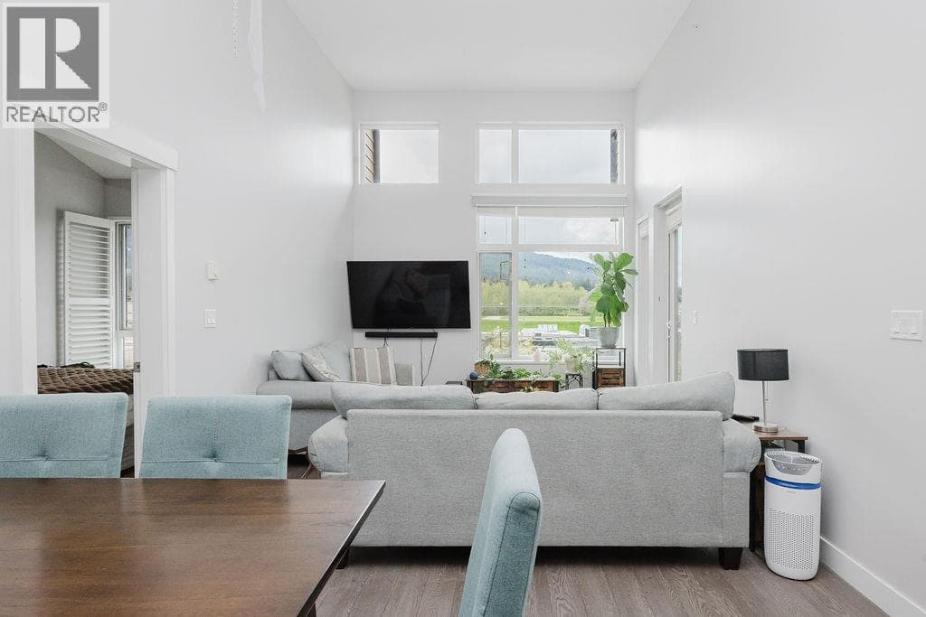 404 875 GIBSONS WAY photo 3