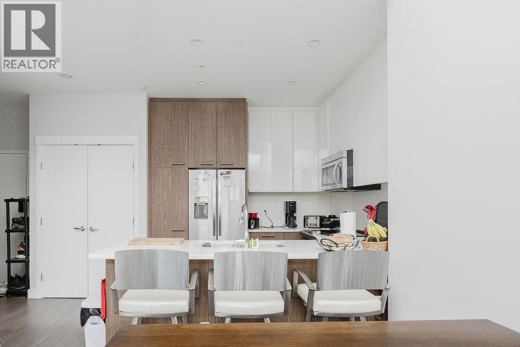 404 875 GIBSONS WAY photo 5