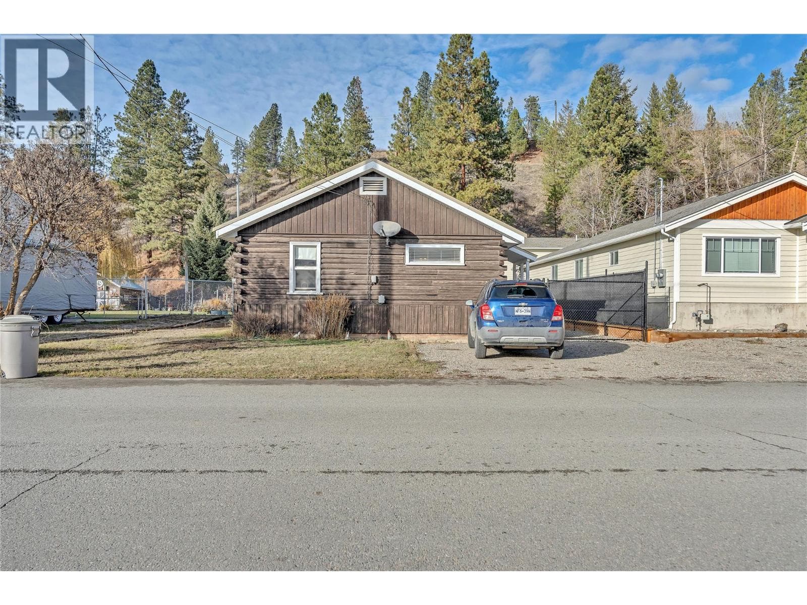 495 Auburn Crescent photo 2