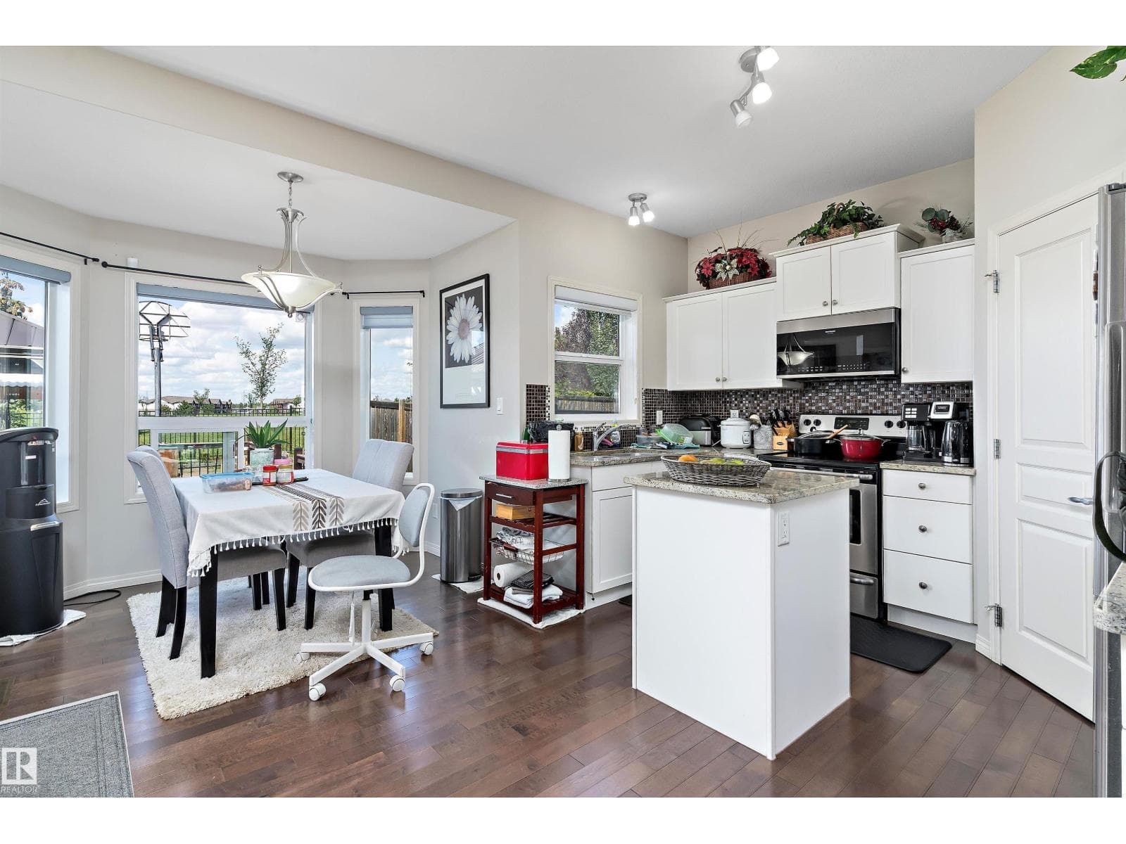 6934 19A AV SW photo 4