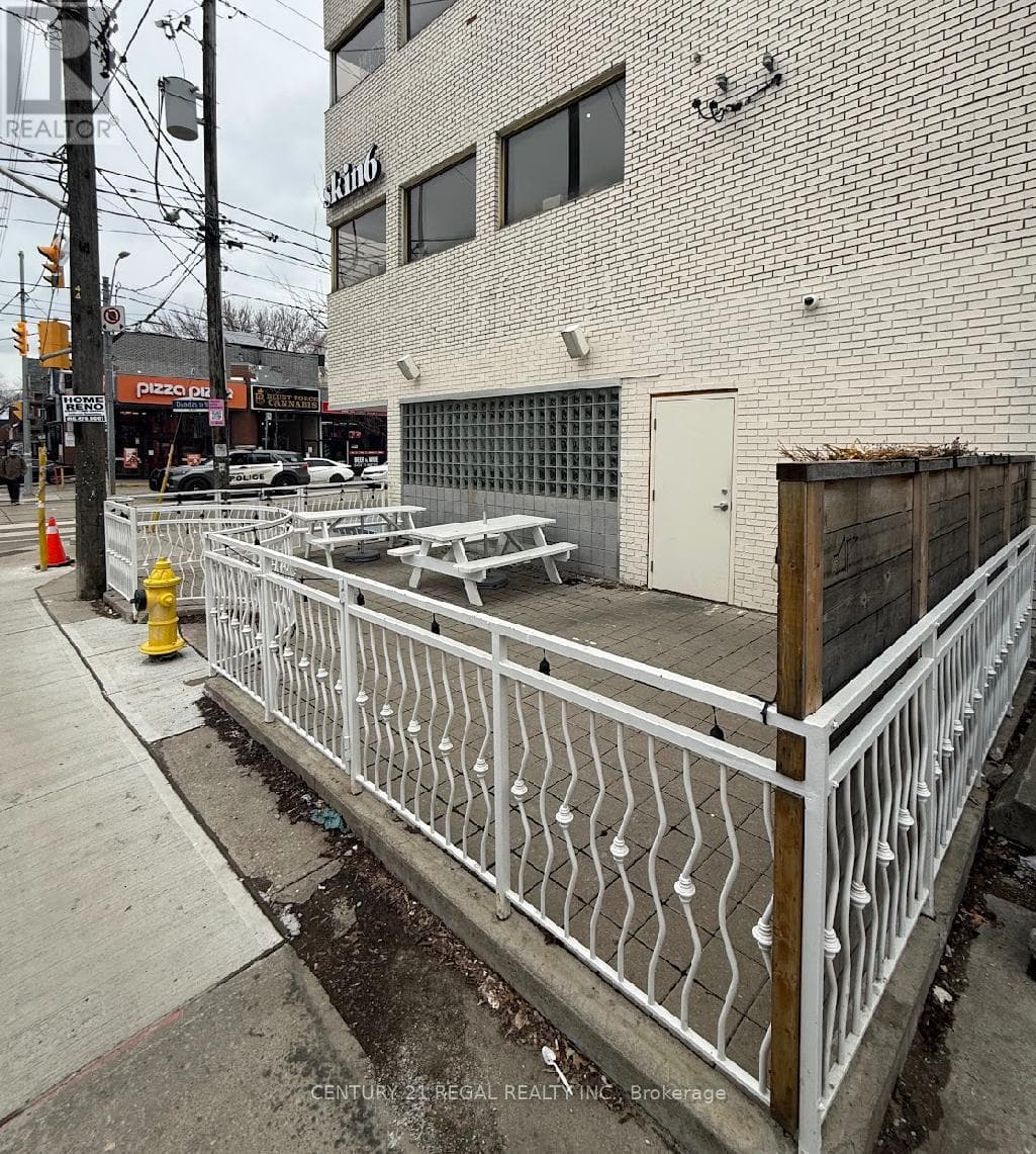 802 DUNDAS STREET W photo 2