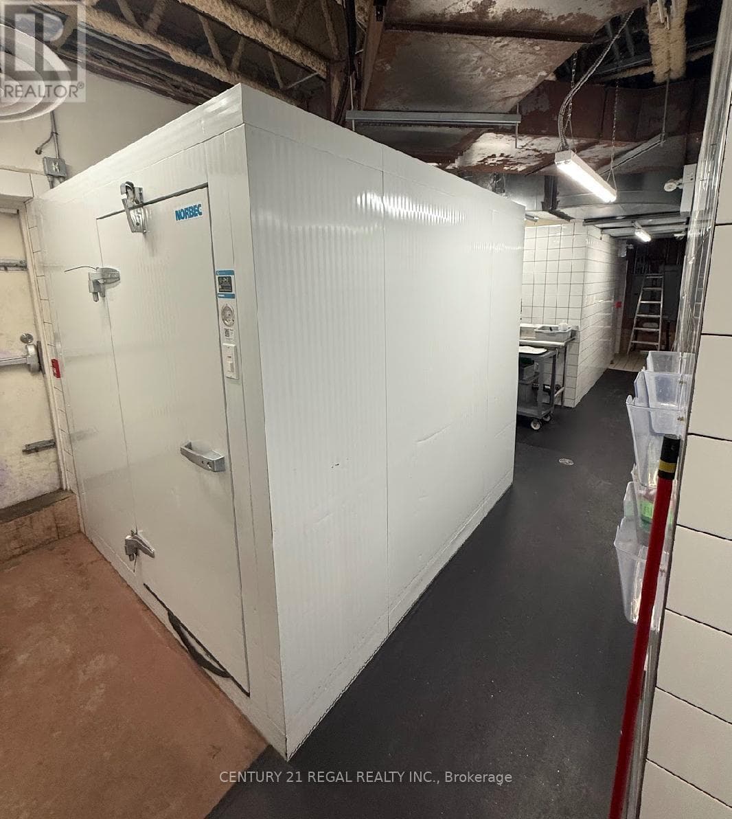 802 DUNDAS STREET W photo 4