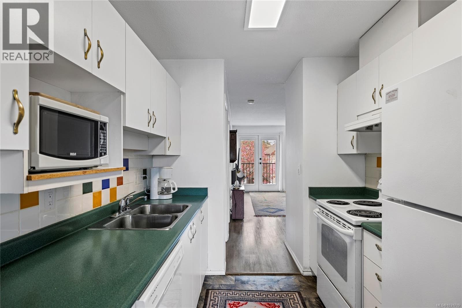 4 668 Beach Rd photo 3