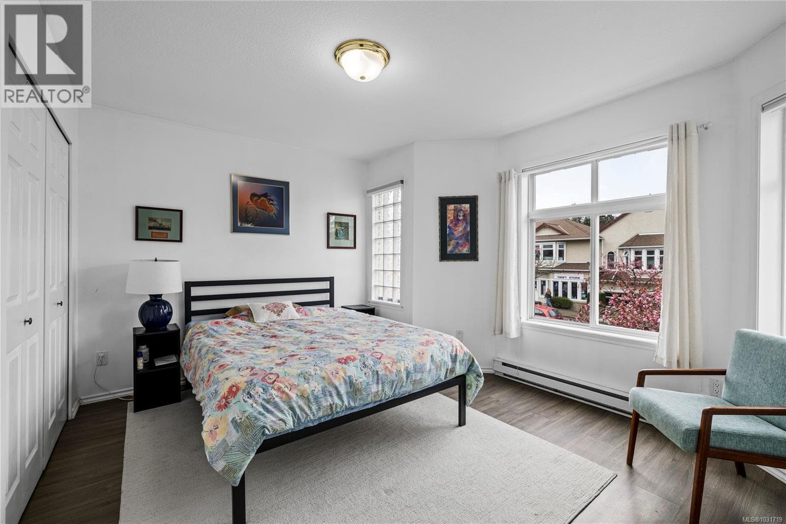 4 668 Beach Rd photo 5