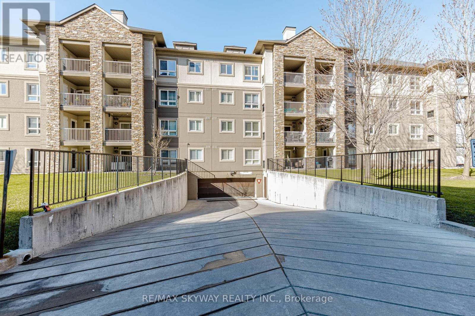 1403 - 8 DAYSPRING CIRCLE photo 3