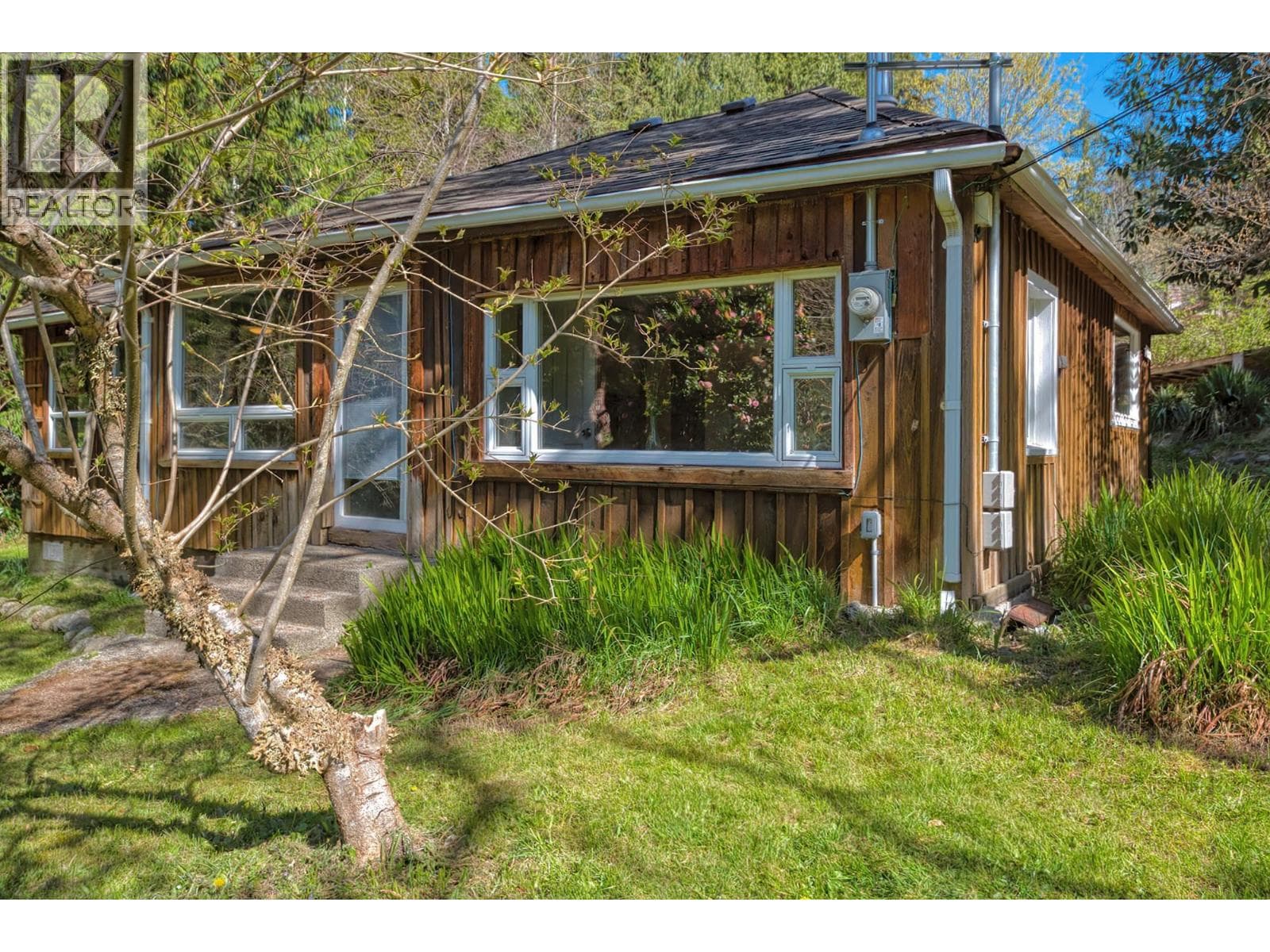 8200 REDROOFFS ROAD photo 2