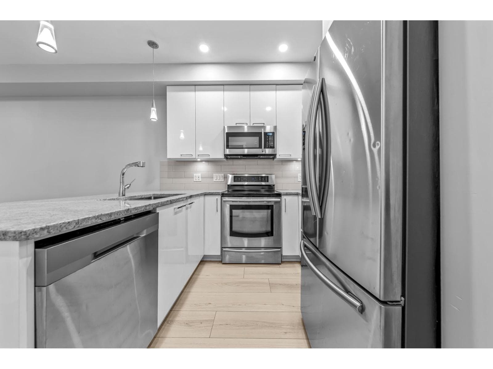 208 20175 53 AVENUE photo 2